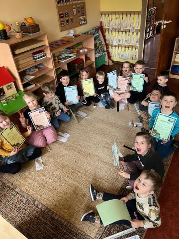 Mazie BJVŽ - 2022 eksperti pēc pasākuma ar bērnu grāmatu autori Eviju Gulbi ar saņemtajām pateicībām un balviņām.